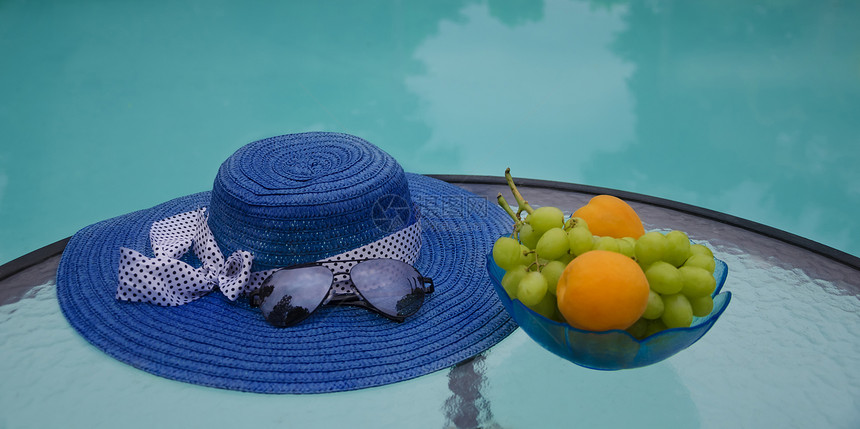 以游泳池盟誓蓝色水果水池太阳镜浆果杏子食物帽子盘子玻璃图片