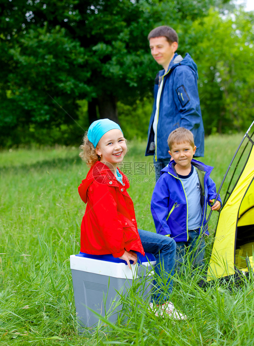 暑期儿童在帐篷中露营姐姐晴天环境童年娱乐家庭旅行乐趣父亲幸福图片