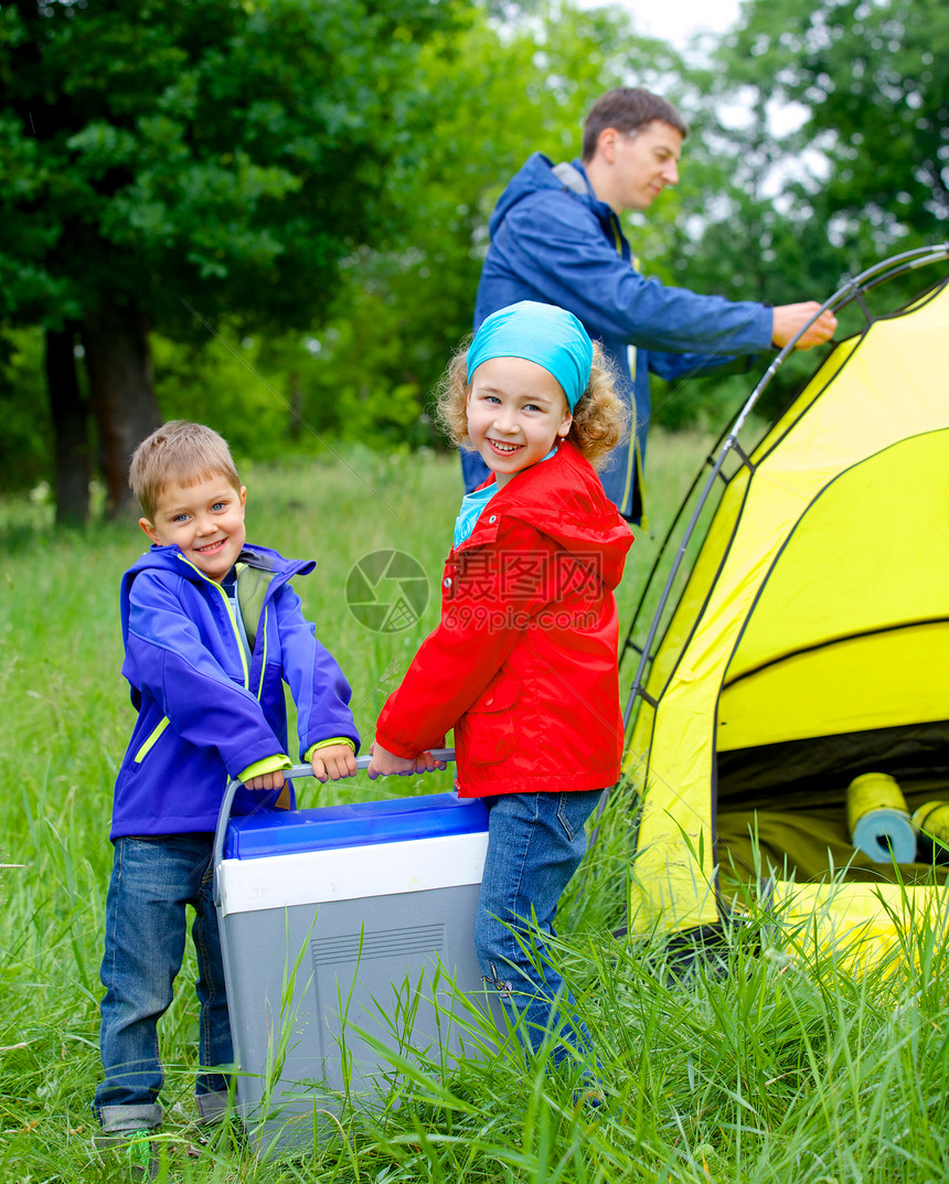 暑期儿童在帐篷中露营孩子活动兄弟冒险橙子乐趣父母幸福冰箱父亲图片