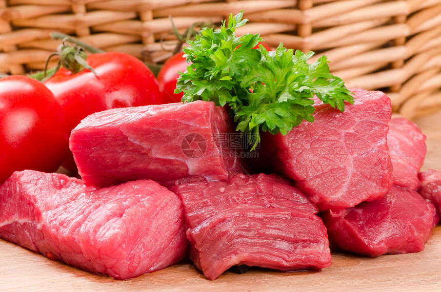 新鲜生肉炙烤美食牛扒木板肌肉饮食鱼片食物香菜牛肉图片