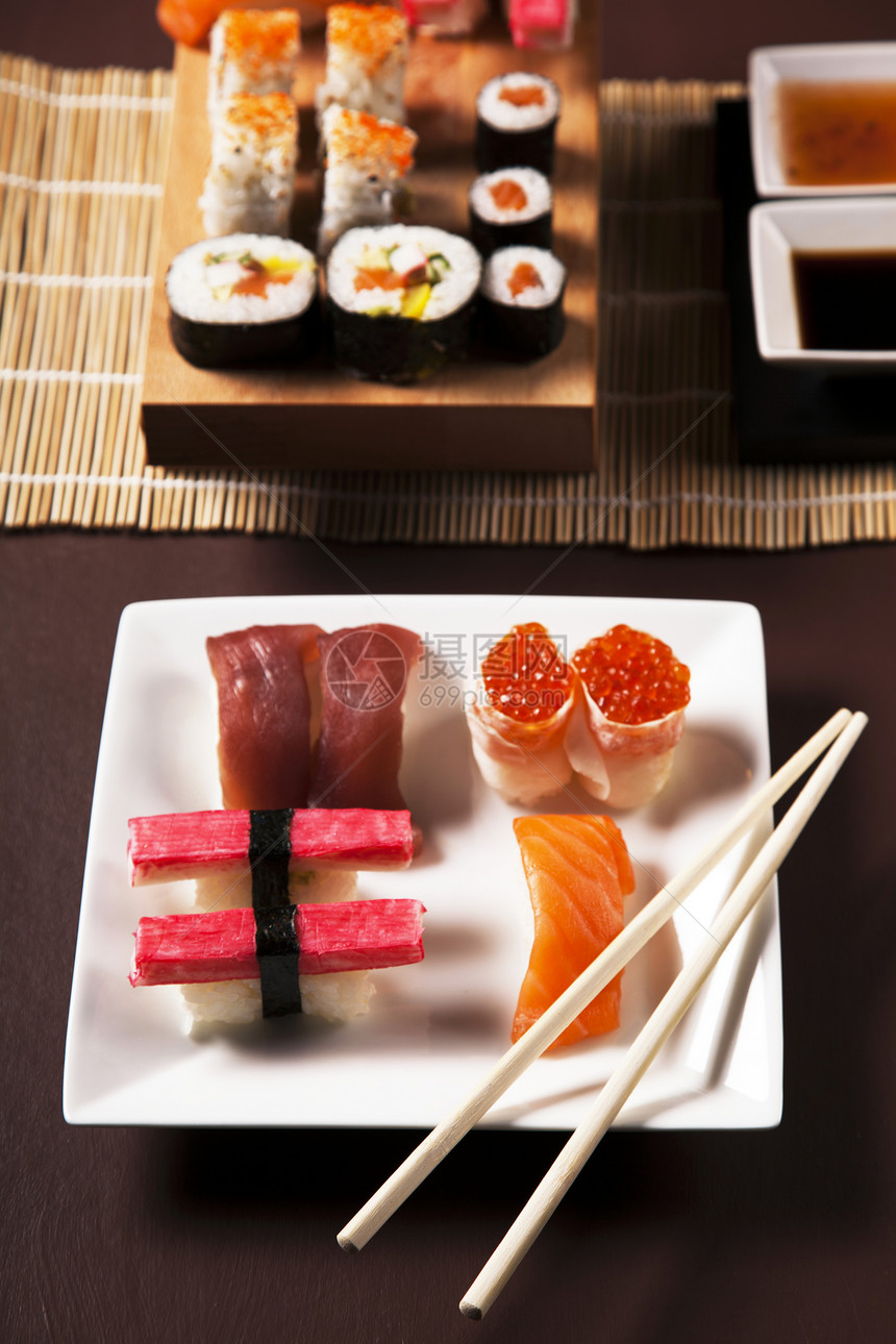 美味新鲜寿司小吃餐厅鱼子传统盘子烹饪酱油奶油蔬菜食物图片