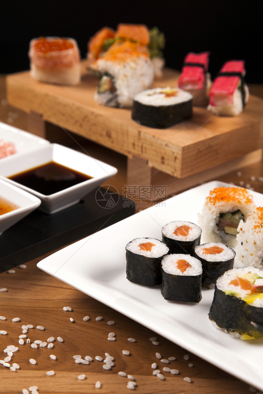 美味新鲜寿司传统盘子食物饮食餐厅酱油烹饪蔬菜文化小吃图片
