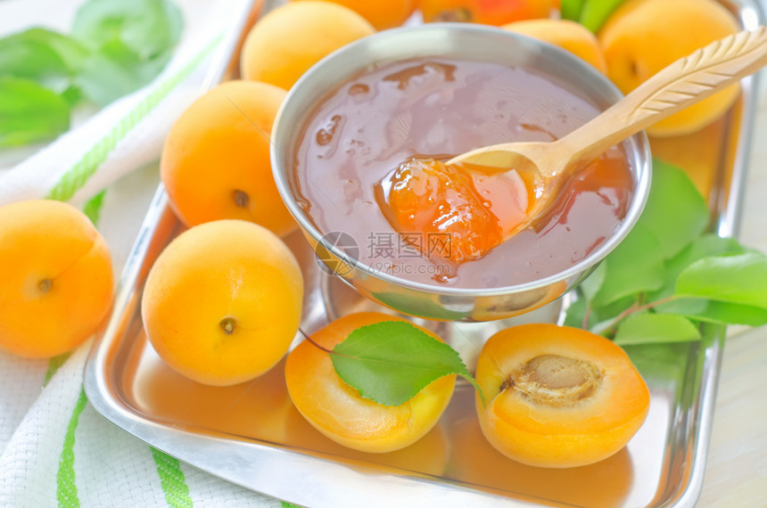 果酱和杏仁桌子横截面素食明胶食物静物果味玻璃浆果叶子图片