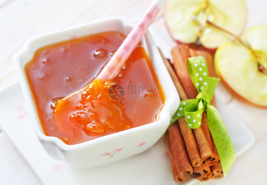 果酱和苹果装罐盘子玻璃薄荷食物甜点肉桂水果八角养护图片