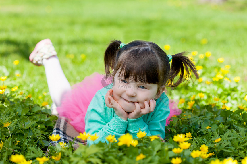 小女孩躺在一个有花朵的格斗上图片