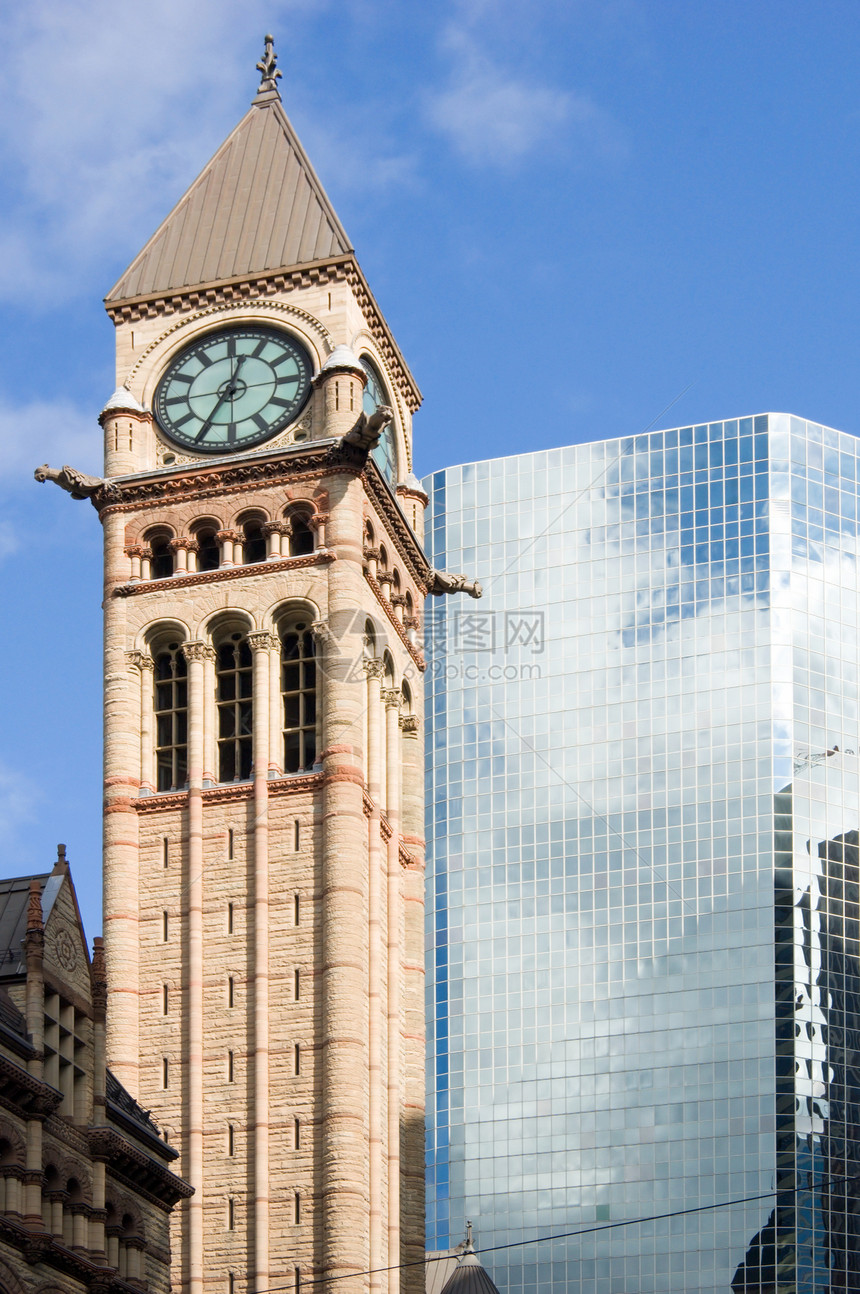 两栋大楼玻璃阳光照射反射街道风景蓝色城市镜子天空图片
