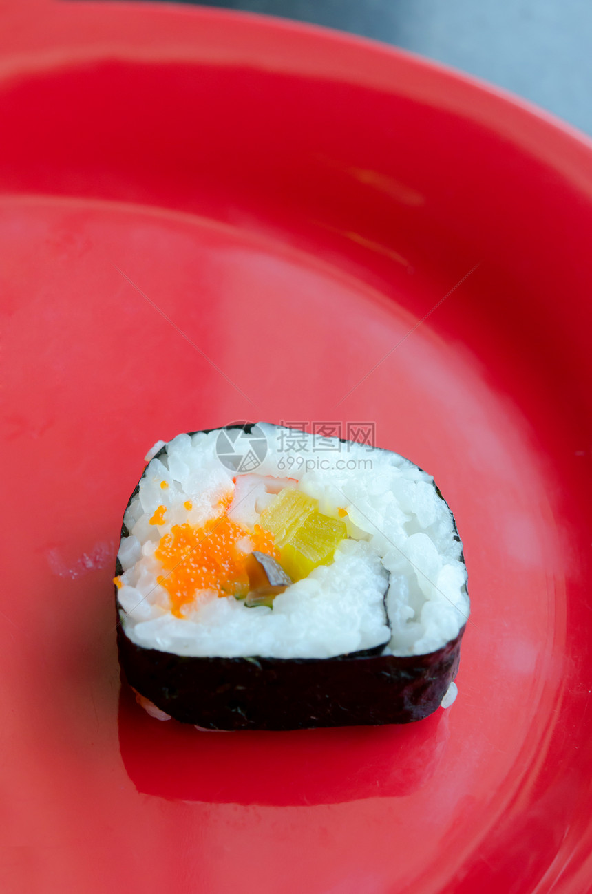 日本菜食对象食物海鲜黑色白米寿司文化白色盘子图片