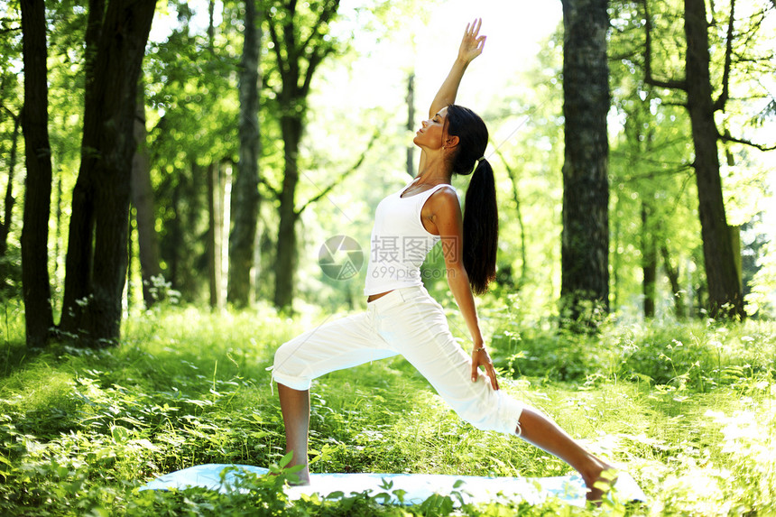 瑜伽身体姿势冥想女士树木女孩女性专注公园成人图片
