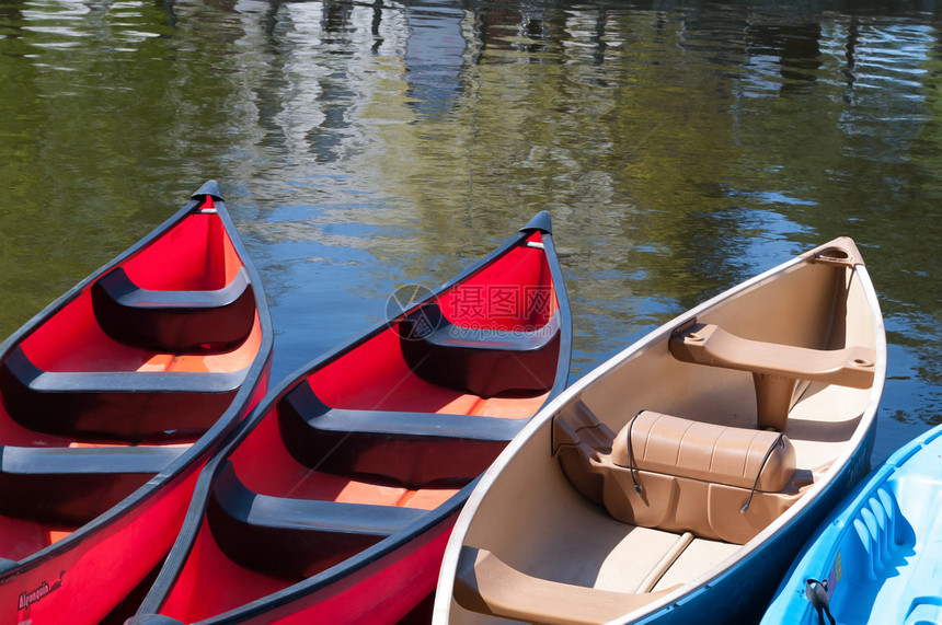 Dows湖的独木舟娱乐皮艇乐趣冒险活动红色假期运动闲暇图片