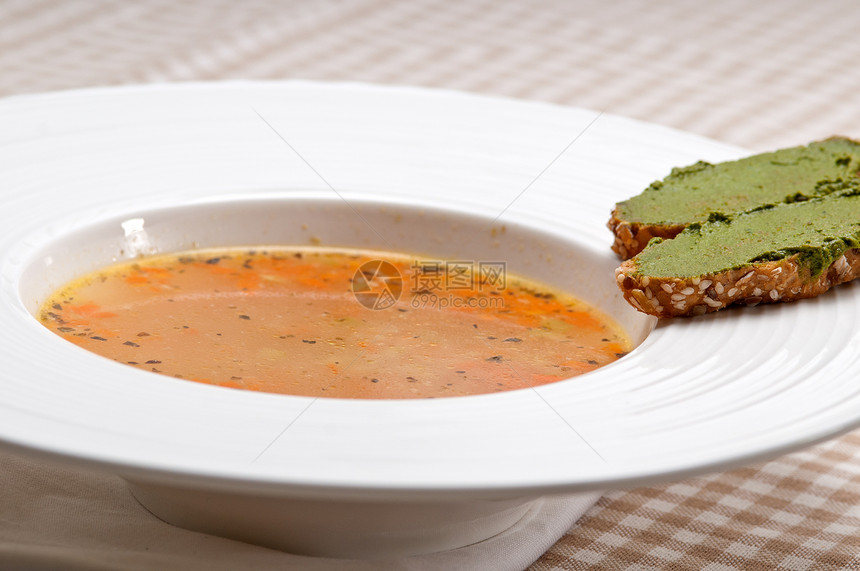意大利矿泉汤 配有害虫氯硝西尼午餐面包食物草本植物芹菜萝卜小吃盘子香菜肉汤图片