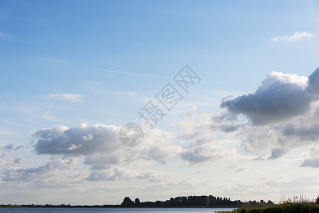 荷兰风景与水的纽尔德瑙沃天空蓝色地平线芦苇背景