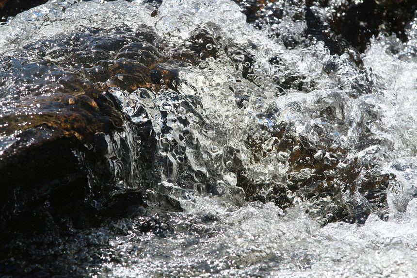 石头和水溪流晴天图片