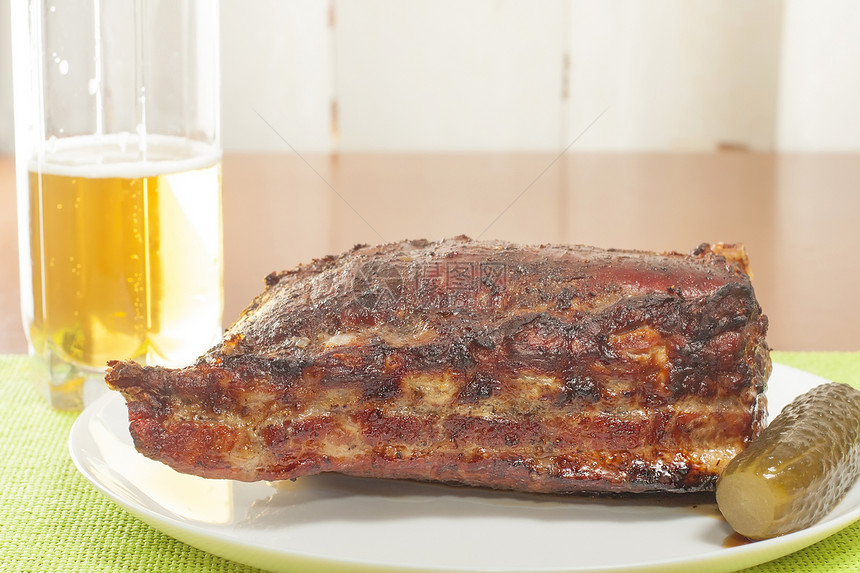 烤猪肉烧烤炉食物啤酒黄瓜炙烤玻璃猪肉烹饪图片