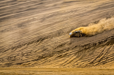 开往沙沙漠的越野车辆高清图片