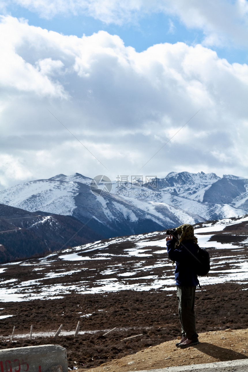 雪山摄影师图片