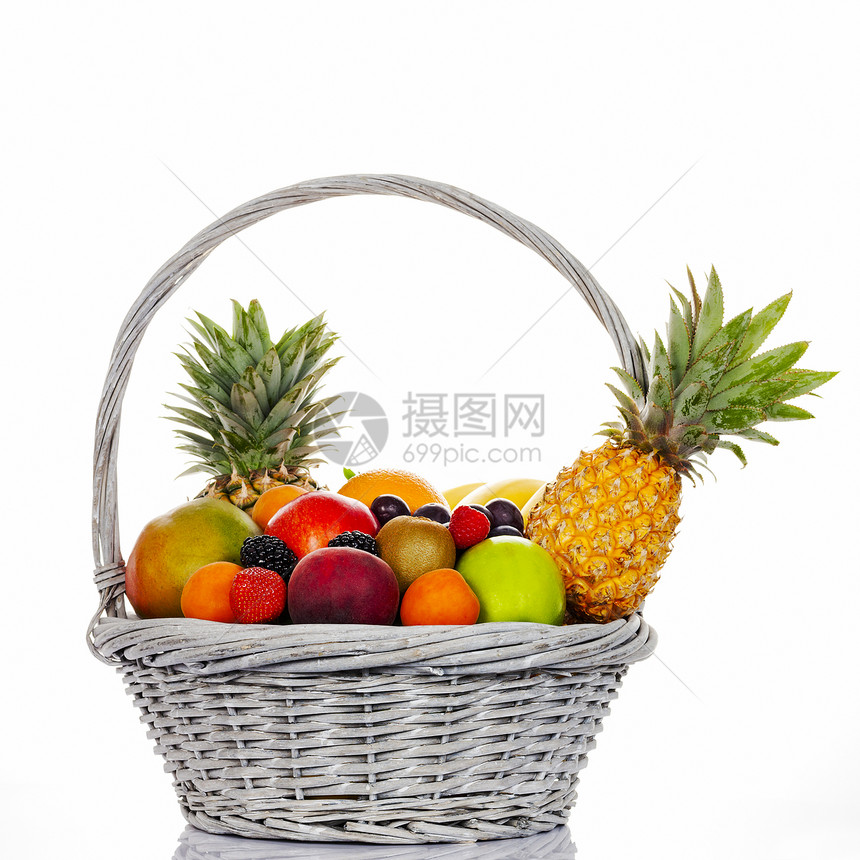 柳篮子中的水果图片