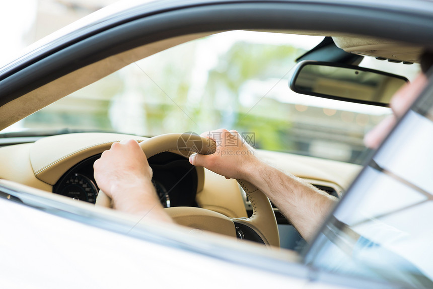 男性手持车轮镜子活动手臂驾驶旅行速度拇指男人里程表车速图片
