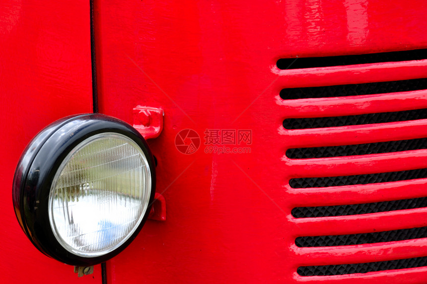 红色车头灯和烤架图片