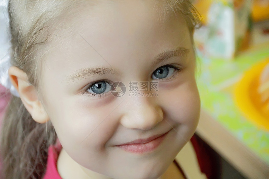 蓝眼女孩的肖像金发头发童年白色孩子蓝色眼睛图片
