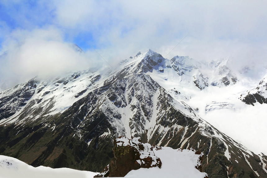 俄罗斯高加索地区的落基山脉地区顶峰冰川爬坡石头首脑悬崖风景高度岩石图片