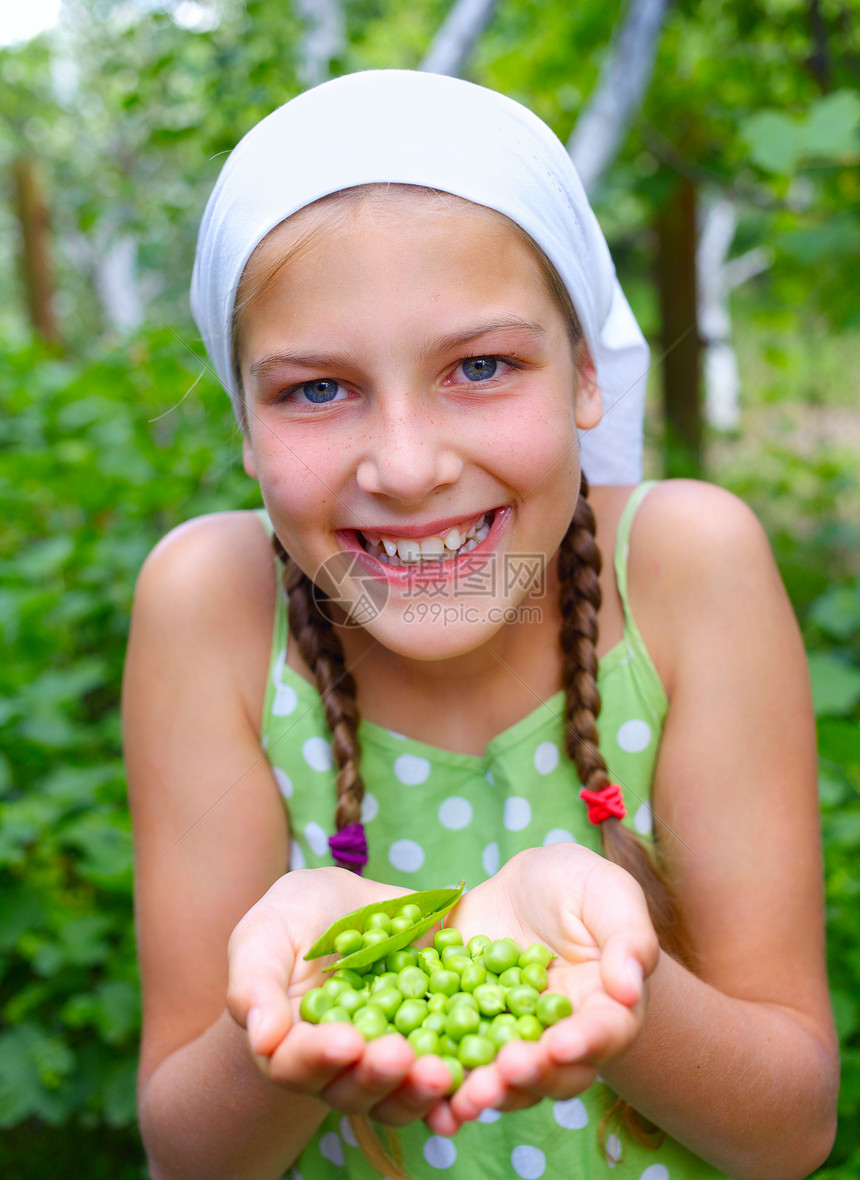 持有绿色青豆的女孩场地衣服蔬菜女性水果植物衬衫乐趣阳光花园图片
