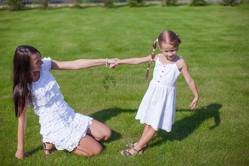 年轻快乐的母亲和女儿 在院子里玩得开心图片