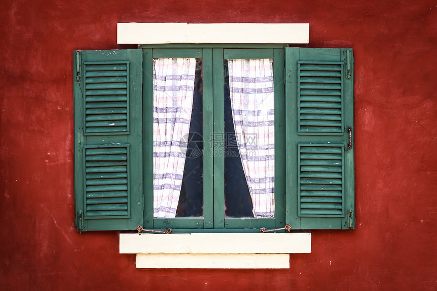 旧绿窗 红墙上有天幕 Vignette图片