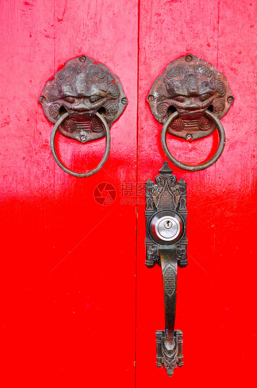 红色的中国门 带着狮子和龙头入口金属金子装饰品寺庙建筑学房子青铜木头文化图片