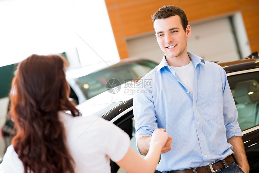 与汽车推销员握手微笑工程师成年人娱乐黑发人士女孩司机享受乐趣图片