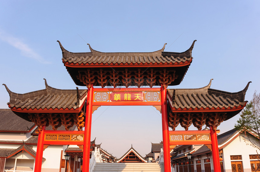 在阳光明媚的日子里 中国城的复古之门图片