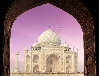 泰姬·马哈勒穿过印度阿格拉拱门高清图片