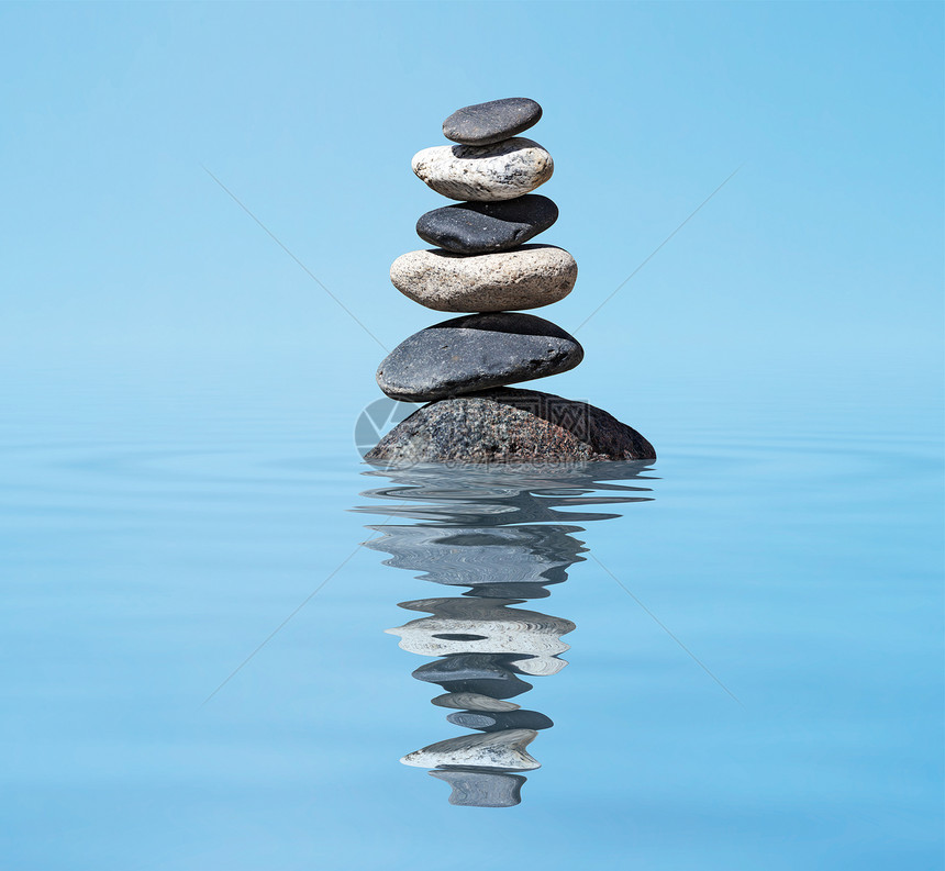 湖平衡和平沉默概念中的Zen平衡的石头堆图片
