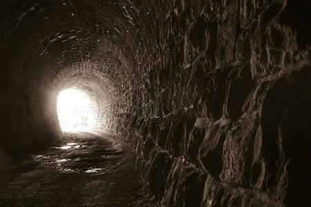 隧道尽头太阳石头地面出口棕色背景图片