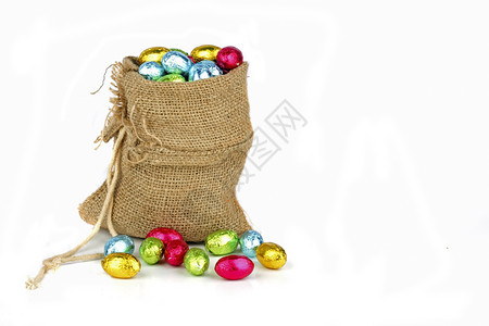 装满了东方巧克力蛋的袋子贺卡问候活动背景篮子彩绘彩蛋背景图片