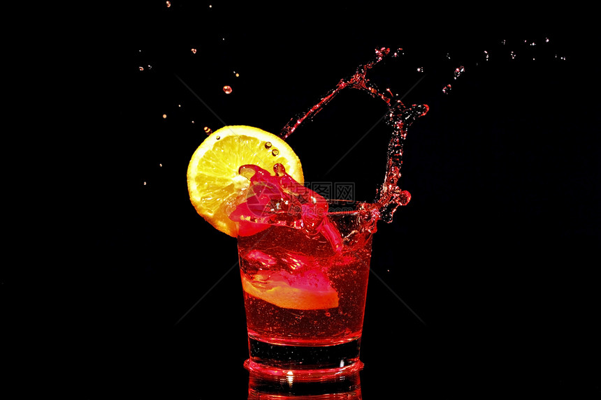 红酒喷洒一片橙子水果红色液体玻璃饮料食物图片