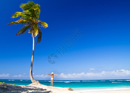 棕榈海岸女人在沙滩上放松海浪女士棕榈海洋珊瑚成人闲暇海滩天堂海岸背景