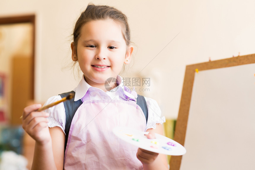 围裙画上亚洲女孩的肖像女士刷子团体教育帮助画家爱好休闲画笔班级图片
