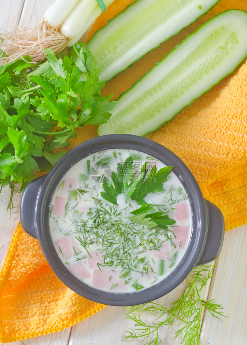 冷汤冰块蓝色薄荷野菜食物草本植物烹饪酸奶黄瓜餐具图片
