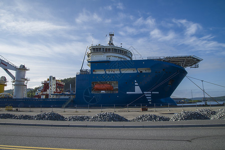 mv 北海巨头停靠在Halden港码头 或高科技起重机平台船运活力石油海洋钻机燃料手术背景图片