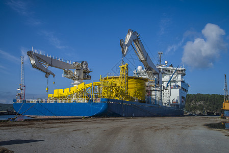 mv 北海巨头停靠在Halden港码头 或手术力量起重机气体石油运输天空技术燃料安全背景图片