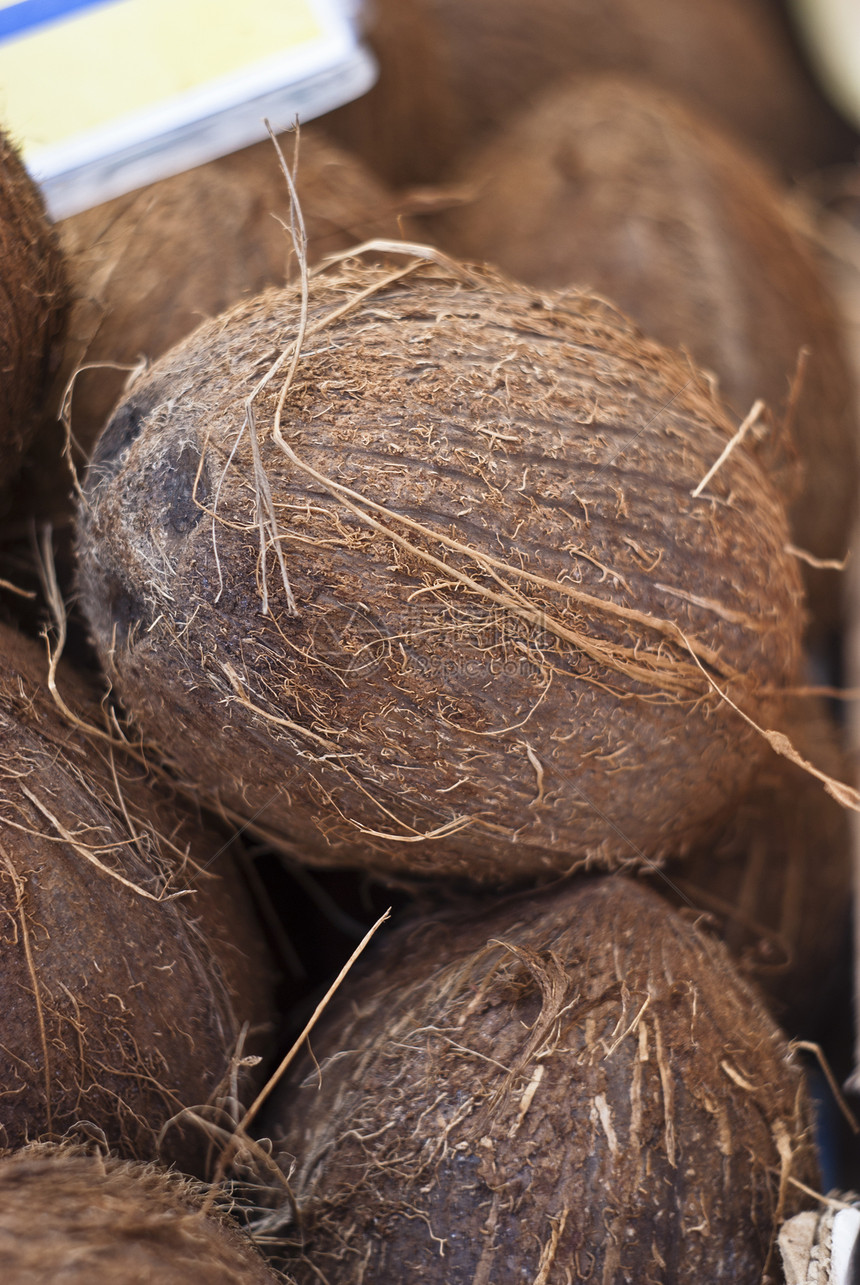 当地市场新鲜椰子情调环境篮子纤维异国美食植物金利棕榈水果图片
