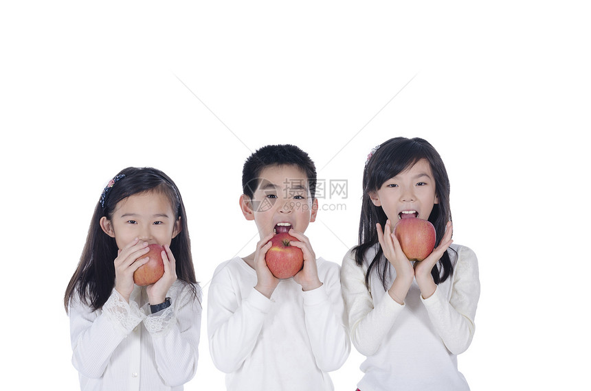 三个可爱的小孩吃苹果图片