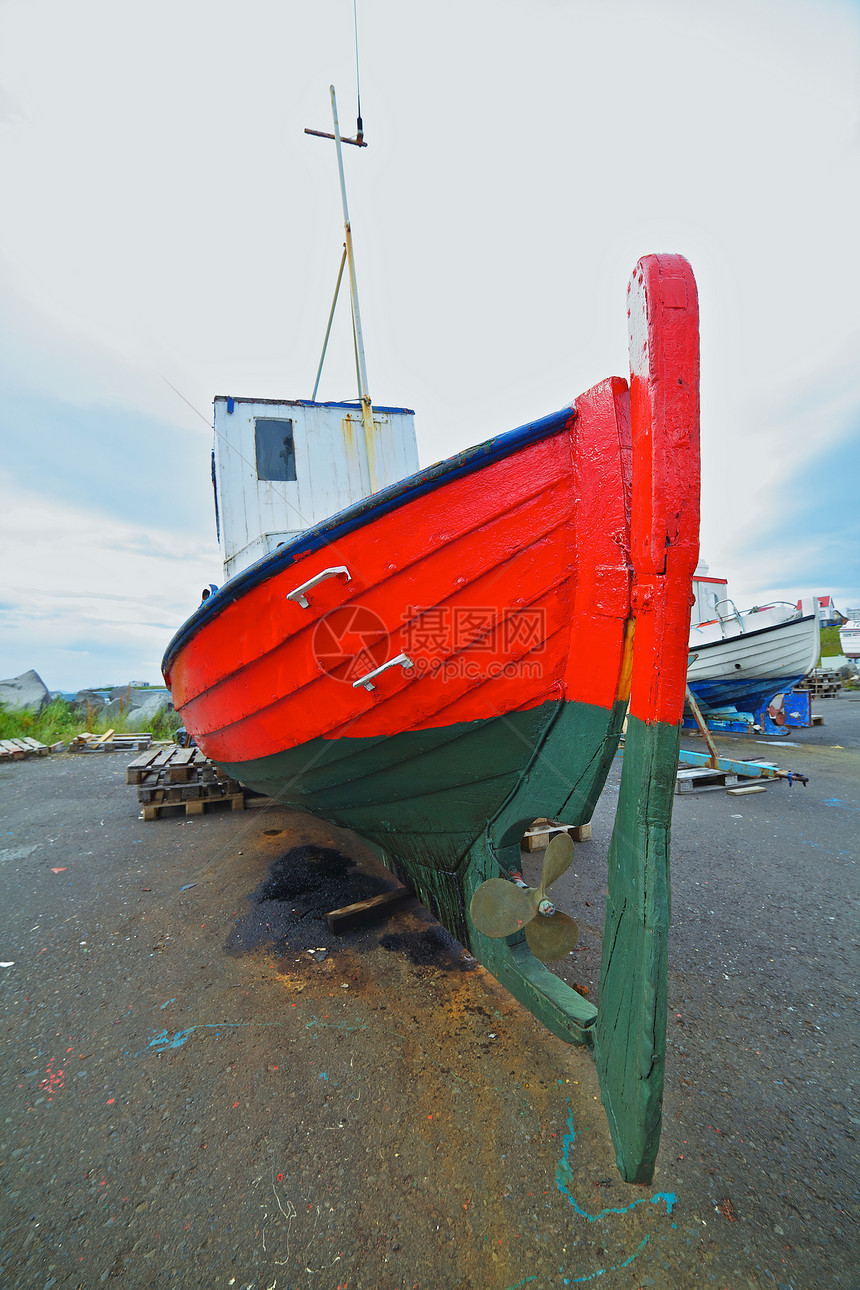 港口的渔船和渔船旅行反射交通木筏村庄码头渡船绳索浮标安全图片