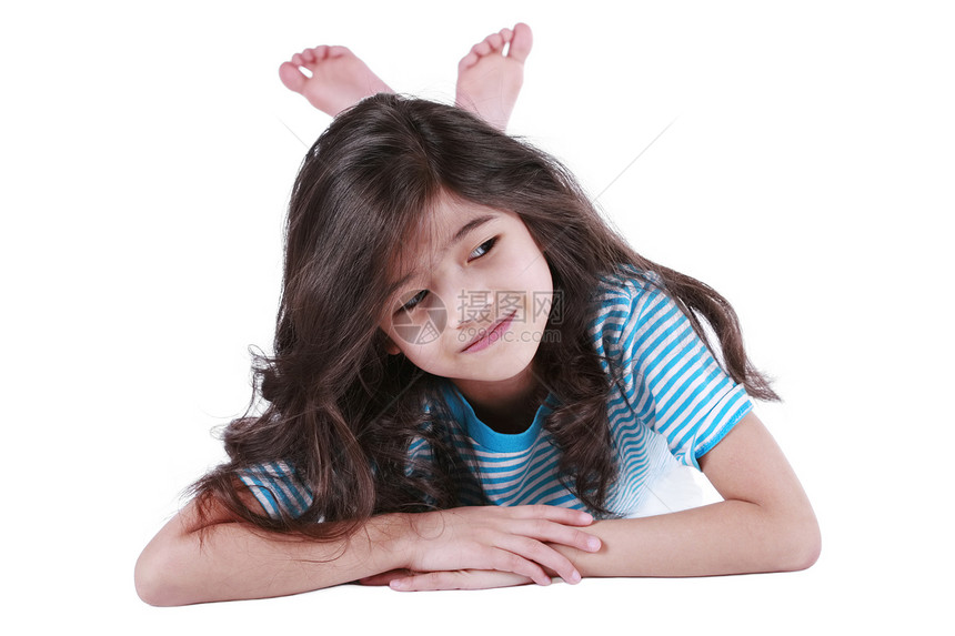 7岁女孩躺在地板上 微笑着图片