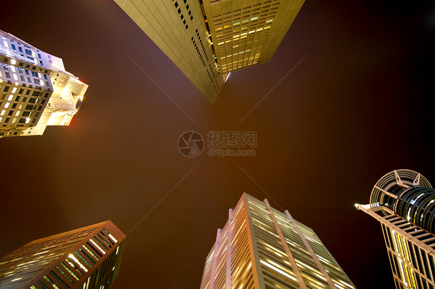 新加坡的摩天大楼金融飞行城市窗户建筑物天空首都办公室反射商业图片