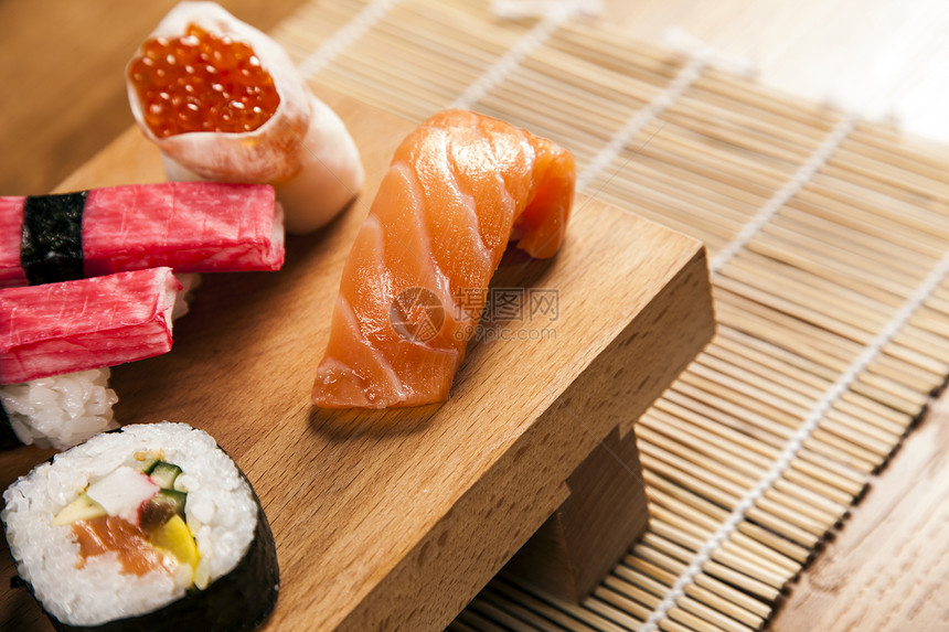 美味新鲜寿司传统食物鱼子饮食海鲜酱油盘子文化餐厅小吃图片