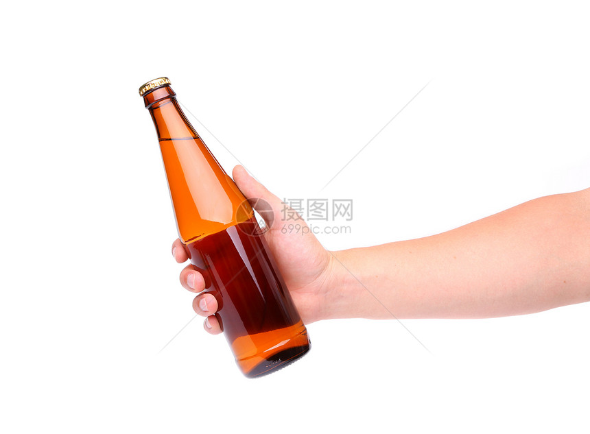 一只手举起一个黄色啤酒瓶图片