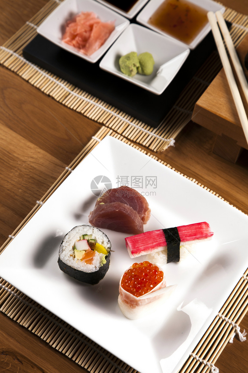 美味新鲜寿司小吃鱼子传统文化盘子烹饪蔬菜奶油饮食餐厅图片