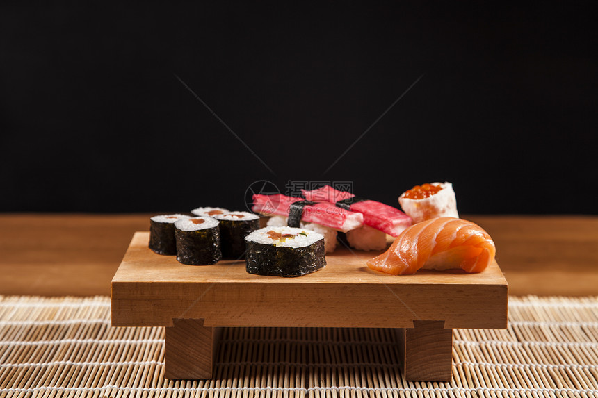 美味新鲜寿司食物小吃传统酱油盘子文化烹饪鱼子奶油蔬菜图片