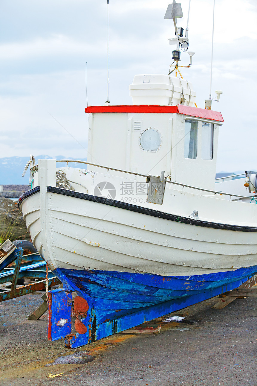 港口的渔船和渔船维修村庄钓鱼乌鸦圆圈渡船海岸浮标交通安全图片